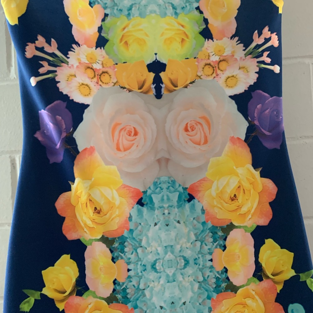 Solemia Graphic Body Con Floral Print Dress - Picture 4 of 5